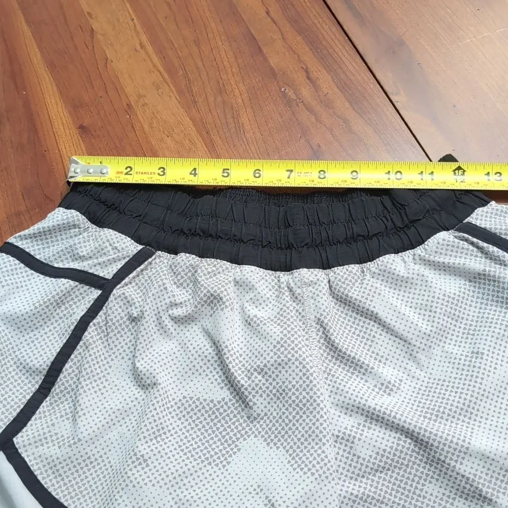 Lululemon Womens Tracker Short III 4 Way Stretch Running Workout Size 8